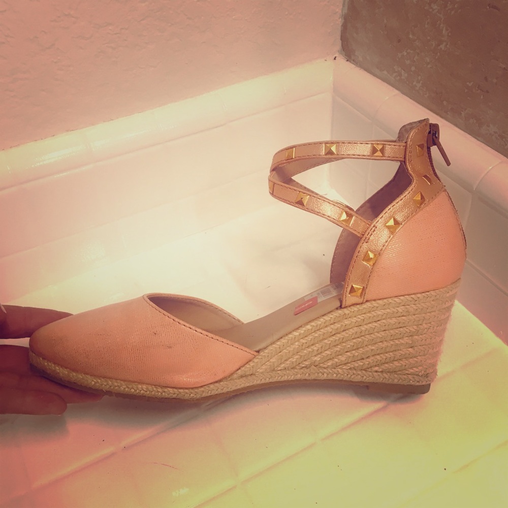 gold-ish wedge.